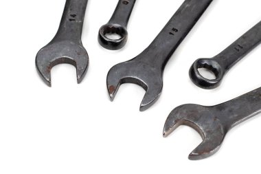 İngiliz anahtarı izole edildi. Beyaz arkaplanda koyu renkli pencereler