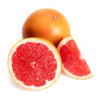 Beyaz arkaplanda izole edilmiş dilimleri olan greyfurt.