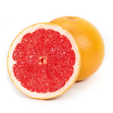 Yarım dilim greyfurt beyaza izole edilmiş..