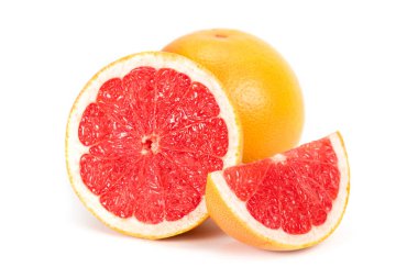 Beyaz arkaplanda izole edilmiş dilimleri olan greyfurt.