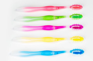 Beyaz arkaplanda renkli diş fırçalarını ayarla.