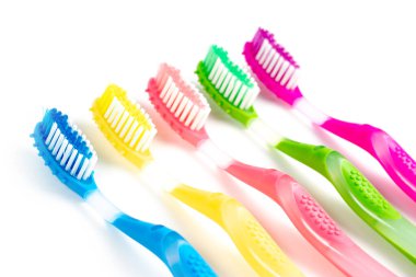 Beyaz arkaplanda renkli diş fırçalarını ayarla.