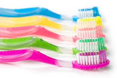 Beyaz arkaplanda renkli diş fırçalarını ayarla.