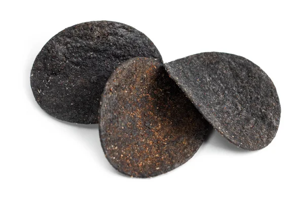 Patates kızartması. Kömür ve biberli cips. Beyaz arkaplan.