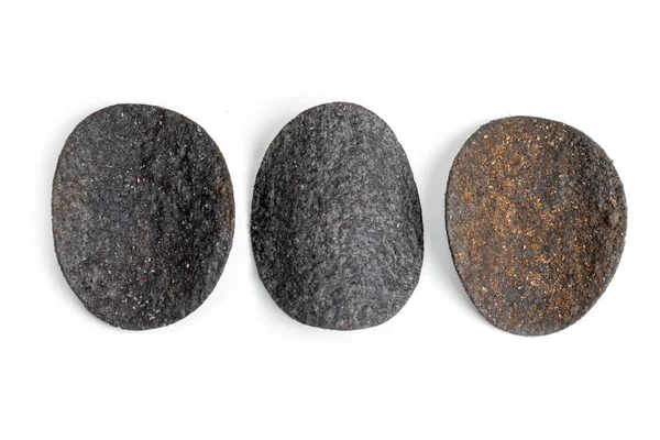 Patates kızartması. Kömür ve biberli cips. Beyaz arkaplan.