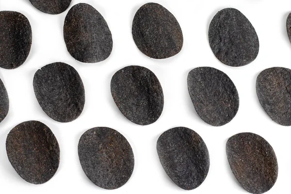 Patates kızartması. Kömür ve biberli cips. Beyaz arkaplan.