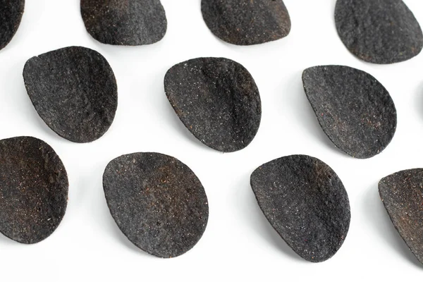 Patates kızartması. Kömür ve biberli cips. Beyaz arkaplan.