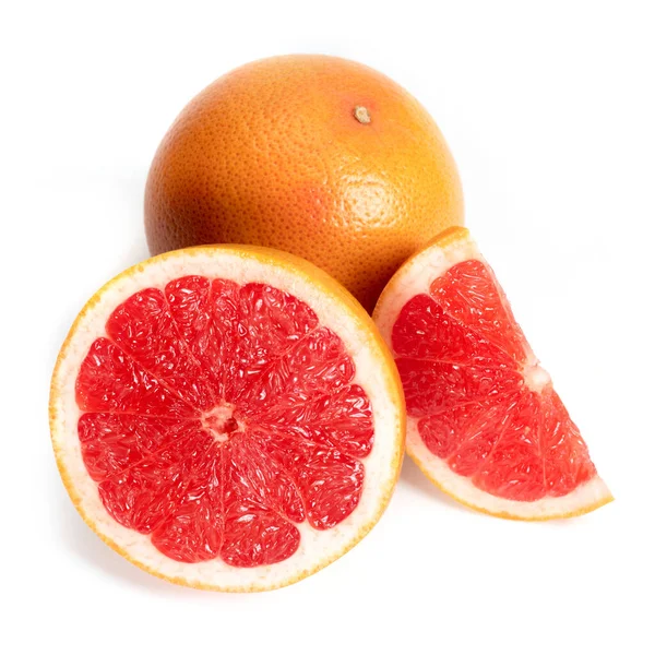 Beyaz arkaplanda izole edilmiş dilimleri olan greyfurt.