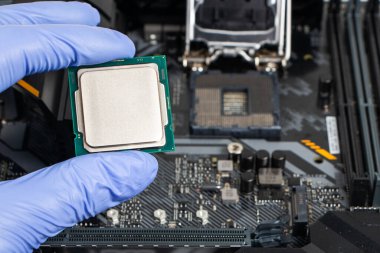 CPU mikroişlemcisini ana kart prizine tak. Teknolojik geçmiş. Bilgisayar donanımını kavra.