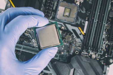 CPU mikroişlemcisini ana kart prizine tak. Teknolojik geçmiş. Bilgisayar donanımını kavra.