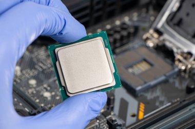 CPU mikroişlemcisini ana kart prizine tak. Teknolojik geçmiş. Bilgisayar donanımını kavra.