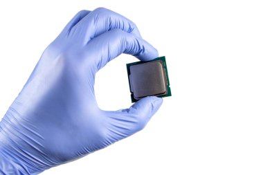 İzole edilmiş beyaz siyah alanda bir işlemci tutuyor..