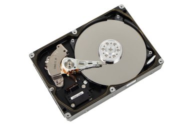 Bilgisayarın sabit diski içinde beyaz arkaplanda HDD izole edilmiş..