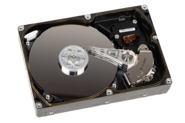 Bilgisayarın sabit diski içinde beyaz arkaplanda HDD izole edilmiş..