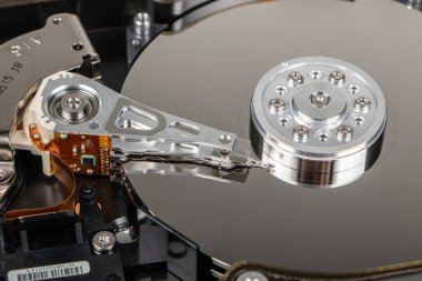 Bilgisayardan parçalanmış sabit disk. Ayna efektli. Bilgisayar kaputundan ayna efektleriyle birlikte sabit disk açıldı. Bilgisayarın bir parçası, dizüstü bilgisayar