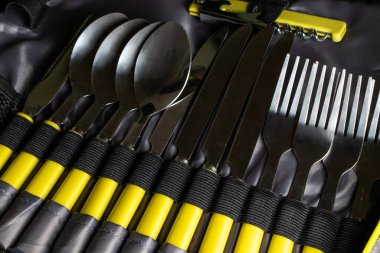 Sırt çantasında piknik seti. Bıçaklar kaşıkları çatallar.