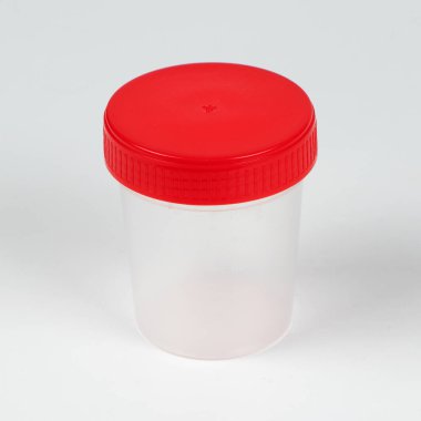 Beyaz arka plandaki testler için tıbbi konteynır. Konsept: tıbbi testleri geçme