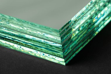 Fabrika üretim levhaları, boyut olarak kesilmiş cam paneller sertleştirilmiş. Koyu arkaplan.