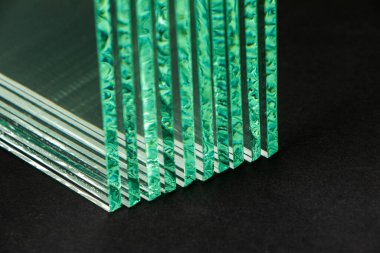 Fabrika üretim levhaları, boyut olarak kesilmiş cam paneller sertleştirilmiş. Koyu arkaplan.