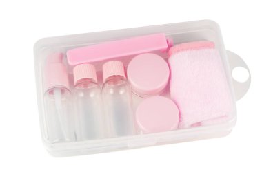 Beyaz bir arka planda şeffaf kozmetik poşet içinde küçük bir şişe setiyle seyahat et..