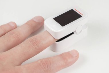 Nabız ve oksijen seviyelerini ölçmek için kullanılan bir atım oksimetresi.