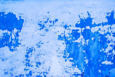 Kirli, beyaz, siyah çizilmiş, yatay arka planı olan koyu alçı duvar. Peel Grey Stucco desenli eski tuğla duvar. Retro Vintage Duvar Kağıdı. Çürümüş Çatlamış Sert Soyut Sancak Yüzeyi