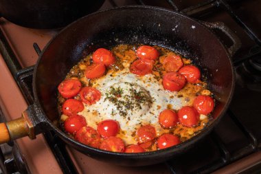 Aşçı İtalyan mutfağı için yemek pişiriyor, makarna için domates sosu, Akdeniz diyet konçertosu, kızarmış domatesli tava ve ellerin detaylı görüntüsü..