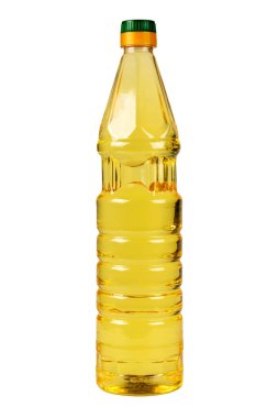 Plastik şişedeki sebze yağı beyaz arka planda izole edilmiş..