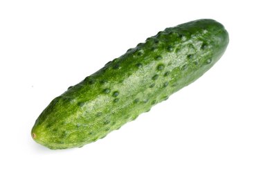 Beyaz üzerinde taze salatalıklar izole edilmiş.