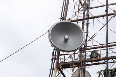 Yüksek bir iletişim kulesinin iç perspektifi.