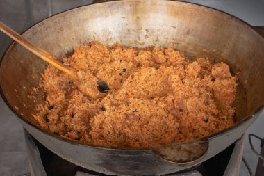 Dökme demir bir tavada pilav. Kapat..