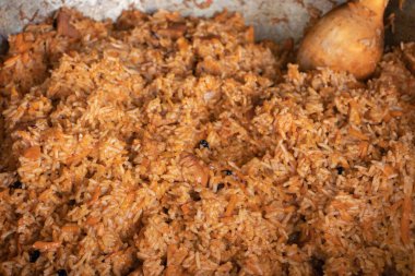 Dökme demir bir tavada pilav. Kapat..