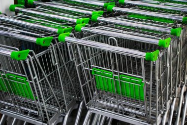 Alışveriş arabaları büyük bir alışveriş merkezinde yiyecek ve diğer malzemeleri almak için.