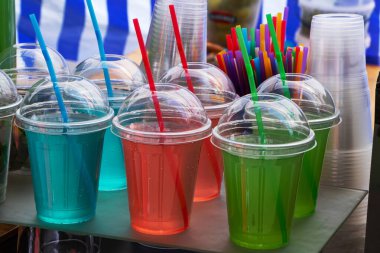 Plastik bardaklarda hafif içecekler..