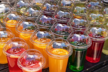 Plastik bardaklarda hafif içecekler..