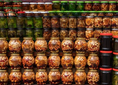 Kavanozda meyve ve fındıklı renkli bal.