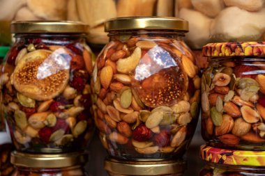 Cam kavanozlarda bal olan fındıklar. Fındık hasadı. Zarif ve sağlıklı yiyecekler. Sonbaharda ev yapımı koruma