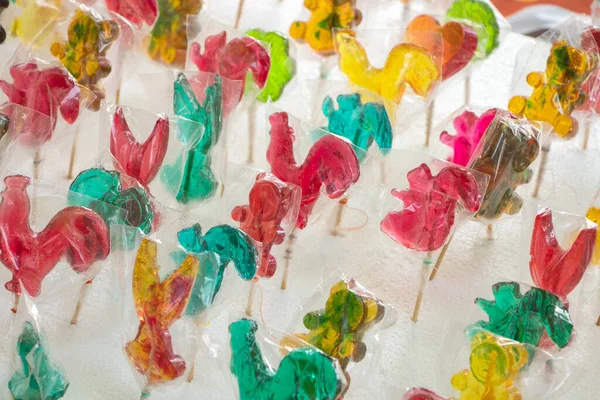 Kleurrijke Wervellolly Snoepgoed Snoep Voor Kinderfeestjes Snoepjesdag Concept Spiraalvormige Regenboog — Stockfoto
