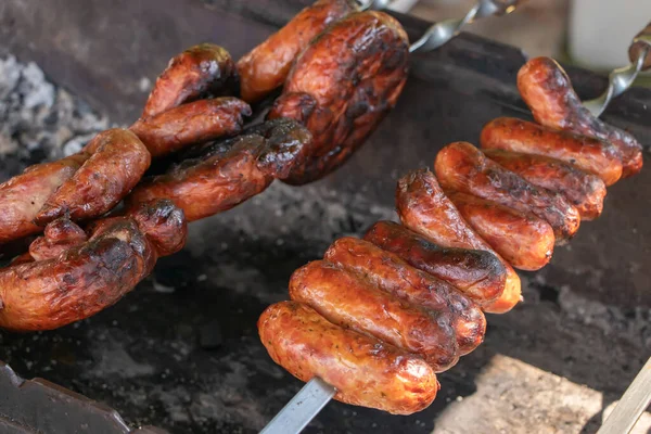 グリルの上の木製の串焼きのソーセージと肉 クローズアップ — ストック写真