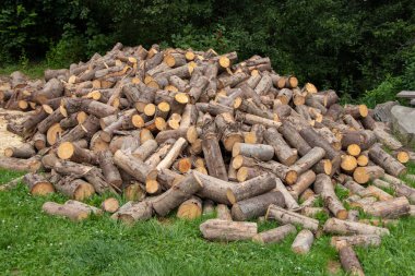 Yakacak odun arka planda. Yığınla yakacak odun..