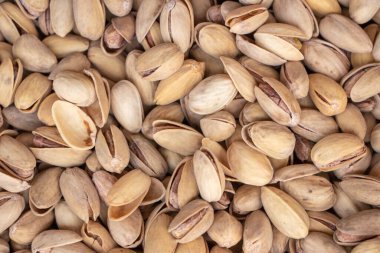 Kabuk dokusunda kavrulmuş ve tuzlanmış şam fıstığı..