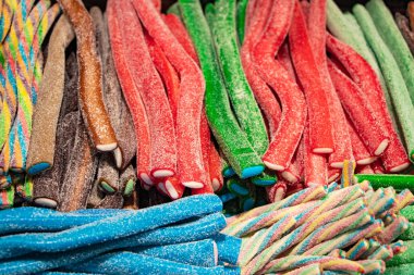 Reçelli ve şekerli şekerler. Değişik çocuk çeşitleri tatlı ve tatlı çeşitleri. Parlak parti arkaplanı.