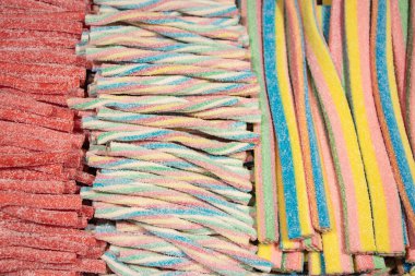 Reçelli ve şekerli şekerler. Değişik çocuk çeşitleri tatlı ve tatlı çeşitleri. Parlak parti arkaplanı.