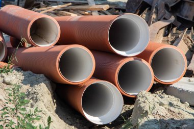 Yoğunlukta siyah büyük boru hatları grubu.