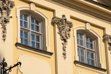 İçeriden parlayan eski, kemerli pencereler.