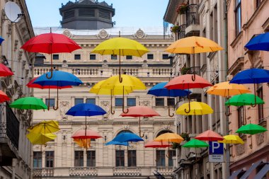 Sokak renkli şemsiyelerle süslenmiş..