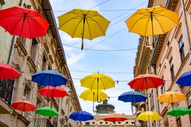Sokak renkli şemsiyelerle süslenmiş..