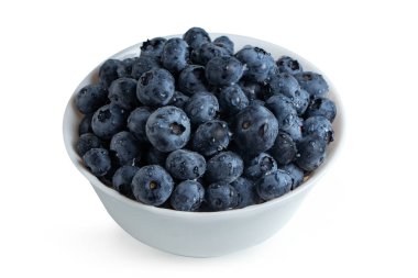 Beyaz arka planda izole edilmiş yaban mersini kasesi.