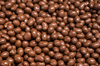 Çikolata topları şeklinde renkli jöle şekerler. Şeker arkaplanı.