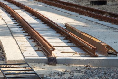 İki yönlü tramvay raylarının tamiri, güçlendirilmiş beton pusucuların üzerine demir raylar döşemek, ufuk çizgisine bir tamir sahası kurulma olasılığı.